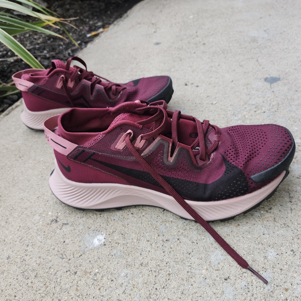 Nike Women's Maroon and Black Athletic Shoes
